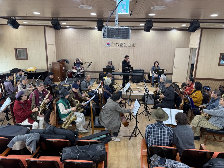 강화군노인복지관, 어르신들이 함께 만...